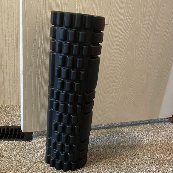 a black  workout foam roller - Picture 1 of 2